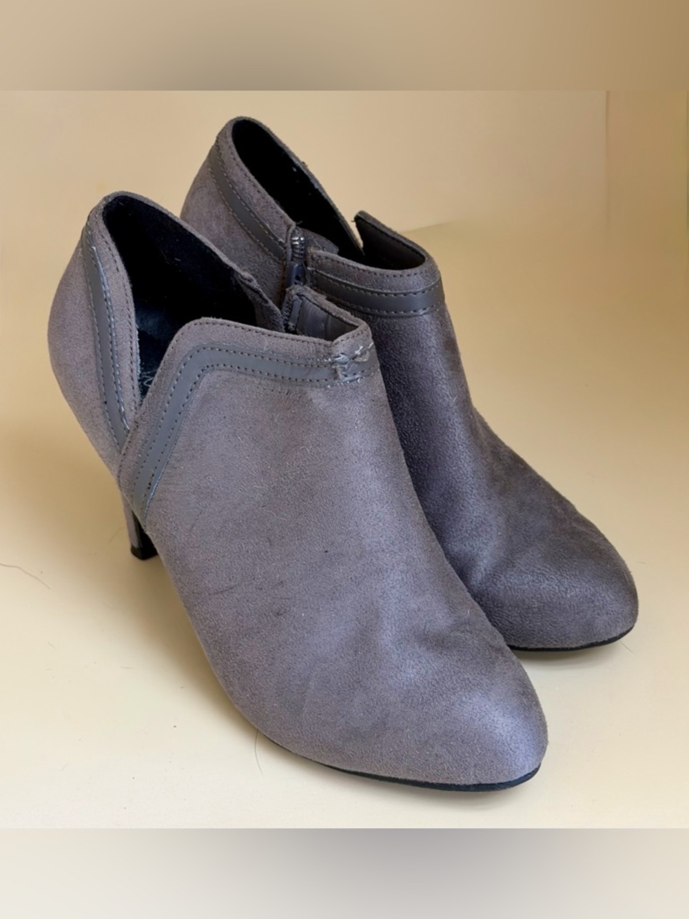 10: Dexflex Comfort Gray Suede Ankle Booties - Size 6